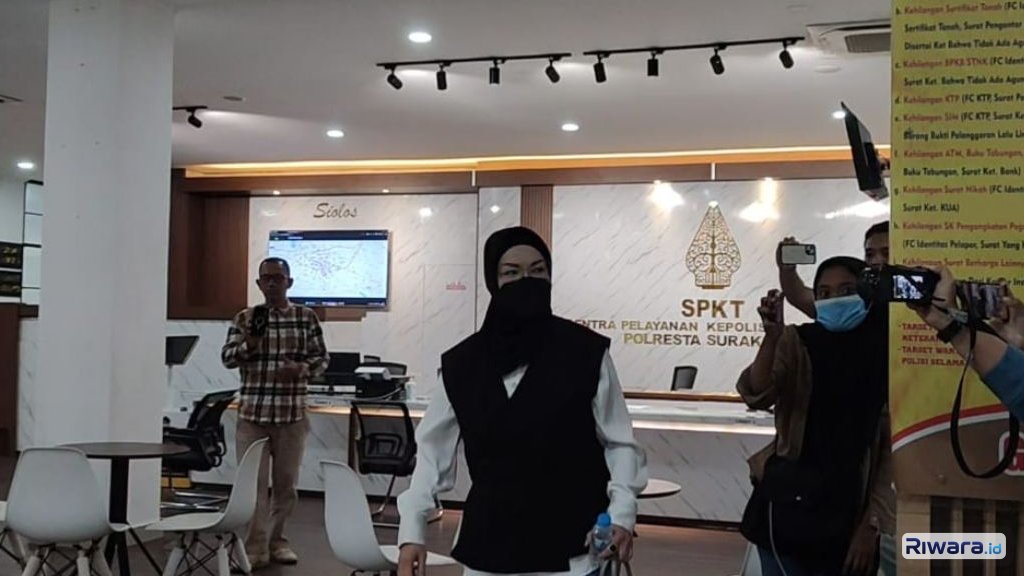 Profil Bupati Sukoharjo Etik Suryani saat keluar dari Mapolresta Solo Jumat 10 Juli 2026
